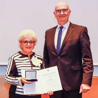 Gabriele Wolter, die Geschäftsführerin des Universitätsklinikums Brandenburg an der Havel GmbH, wurde von Ministerpräsident Dr. Dietmar Woidke mit der Verdienstmedaille des Landes Brandenburg ausgezeichnet. Foto: Staatskanzlei Brandenburg