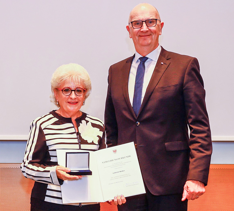 Gabriele Wolter, die Geschäftsführerin des Universitätsklinikums Brandenburg an der Havel GmbH, wurde von Ministerpräsident Dr. Dietmar Woidke mit der Verdienstmedaille des Landes Brandenburg ausgezeichnet. Foto: Staatskanzlei Brandenburg