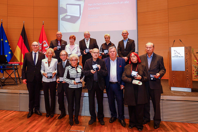 Gruppenbild der mit der Verdienstmedaille Geehrten. Fotos: Staatskanzlei Brandenburg