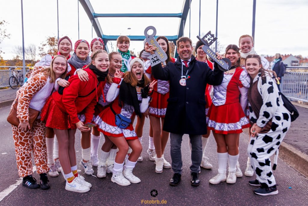 Narren der Roten Garde des BKC vereinnahmten OB Scheller