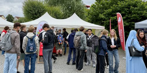 177 Schülerinnen und Schüler sowie Ausbildungsplatzsuchende nutzten die Gelegenheit, direkt mit potenziellen Ausbildungsbetrieben ins Gespräch zu kommen © Wirtschaftsregion Westbrandenburg