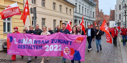 1. Mai-Kundgebung in Richtung Hautstraße
