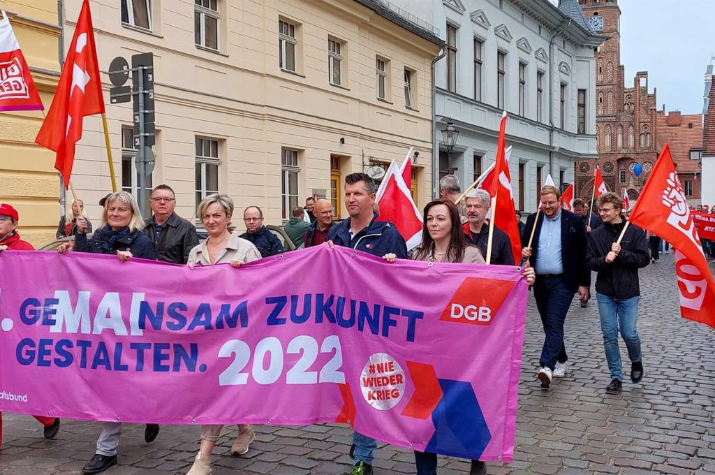 1. Mai-Kundgebung in Richtung Hautstraße