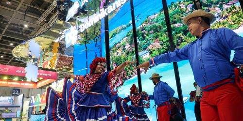 Tanzende Menschen vor großem Bildschirm