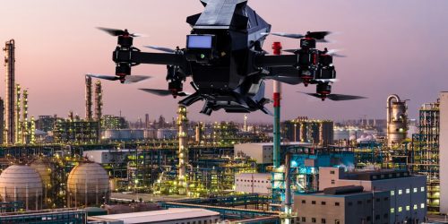 Drohne fliegt über Industrieanlage bei Dämmerung. Modellbild Foto: Heidelberger Druckmaschinen AG
