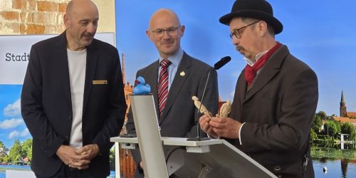 Daniel Keip und André Eckhardt bekamen von Heiko Hesse die ersten Figuren überreicht, die anhand des einzigen bislang bekannten Fotos von Fritze Bollmann entstanden sind. © Stadt Brandenburg an der Havel / Th. Messerschmidt