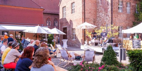 Cocktails, Musik und Sonne pur auf dem Hof des Restaurant Inspektorenhaus im Rahmen vom 22. Hoffest