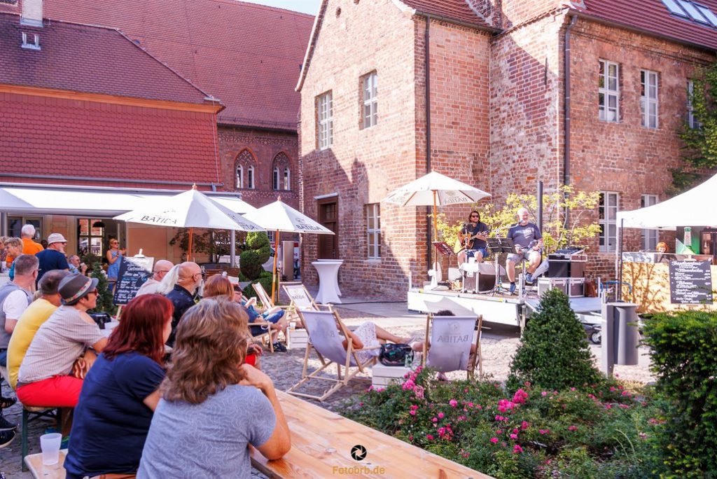 Cocktails, Musik und Sonne pur auf dem Hof des Restaurant Inspektorenhaus im Rahmen vom 22. Hoffest