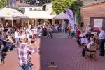 Musik, Kuchen, Kaffee oder Bratwurst auf dem Hof von Bestattung Arnold