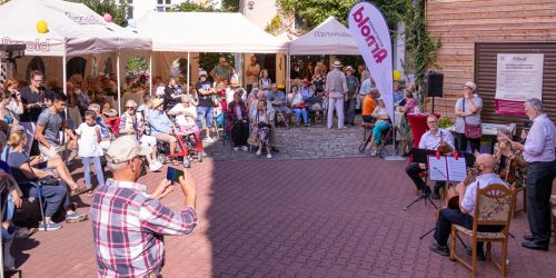 Musik, Kuchen, Kaffee oder Bratwurst auf dem Hof von Bestattung Arnold