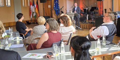 30 Jahre SOS Kinderdorf im Rolandsaal: Oberbürgermeister Daniel Keip gratulierte herzlich und persönlich. © Stadt Brandenburg an der Havel / Th. Messerschmidt