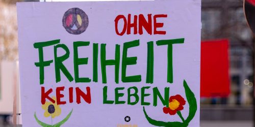 35 Jahre Friedliche Revolution: Ein Plakat sag aus, was für ALLE der Menschen gelten sollte!