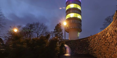 Solidarität mit der Ukraine: Die „Friedenwarte“ auf dem Marienberg der Havelstadt zeigte die nationalen Farben der Ukraine.