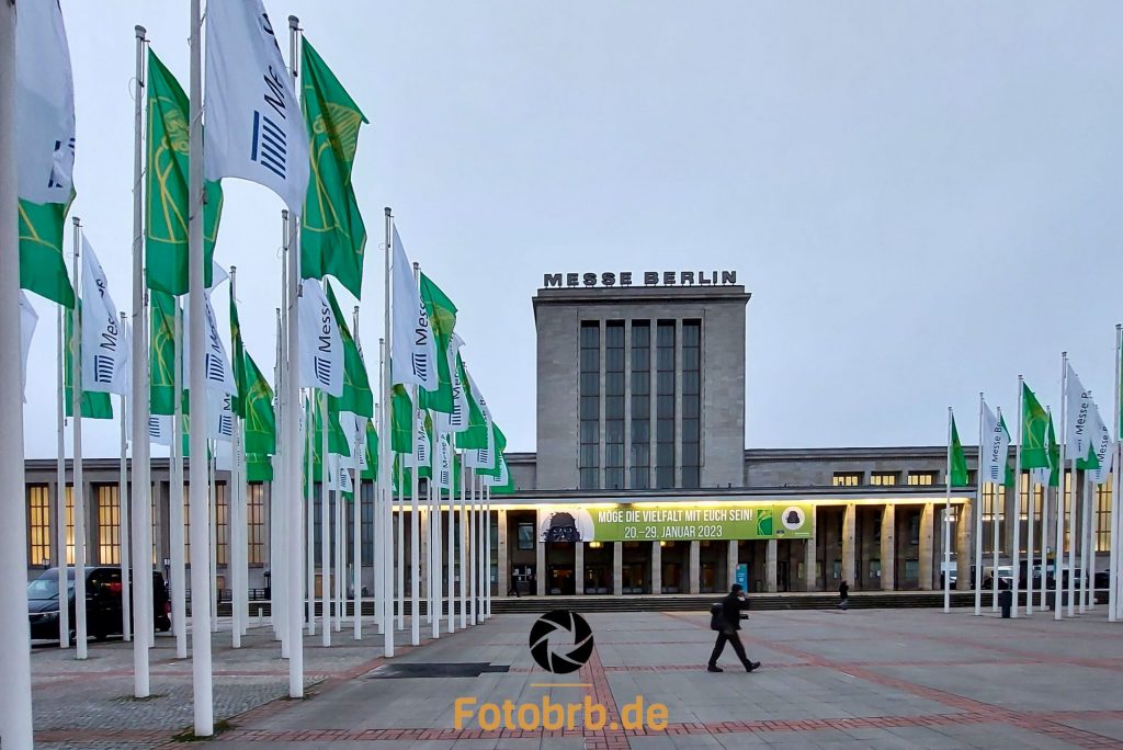 Blick zum Nordeingang der Messer Berlin