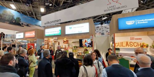 Fachsimpeln und Kosten in der Brandenburg-Halle 21a auf der Grüne Woche 2023