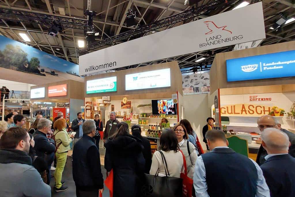 Fachsimpeln und Kosten in der Brandenburg-Halle 21a auf der Grüne Woche 2023