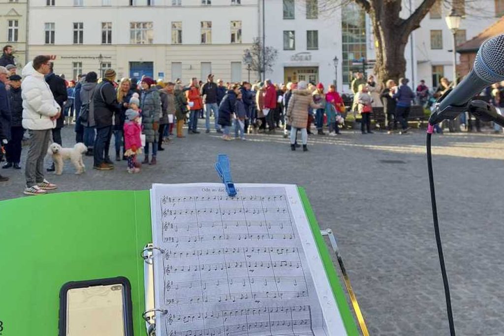 Flashmob „Ode an die Freude“ am Brandenburger Rathaus