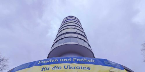 Frieden und Freiheit für die Ukraine, zeigt ein Plakat an der Friedenswarte von Brandenburg an der Havel