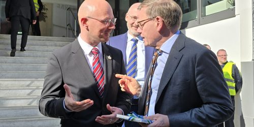 Oberbürgermeister Daniel Keip überrascht Bundesaußenminister Wadephul bei der Begrüßung. © Stadt Brandenburg an der Havel / Th. Messerschmidt