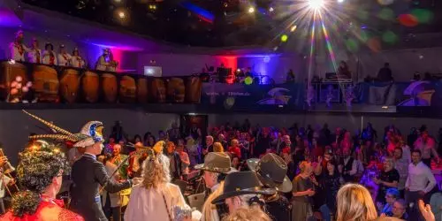 Bunte Karnevalsfeier mit Musikern.