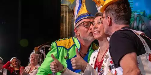 BKC-Präsident Mario Heitz und Senator Toralf Engelbrecht gratulieren Sitzungspräsidentin Nancy Volgler herzlich zu ihrer gelungenen ersten Moderation.