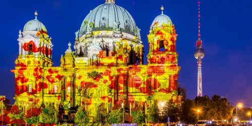 Berliner Dom beim 19. Festival of Lights in Berlin: „Cours of Life”