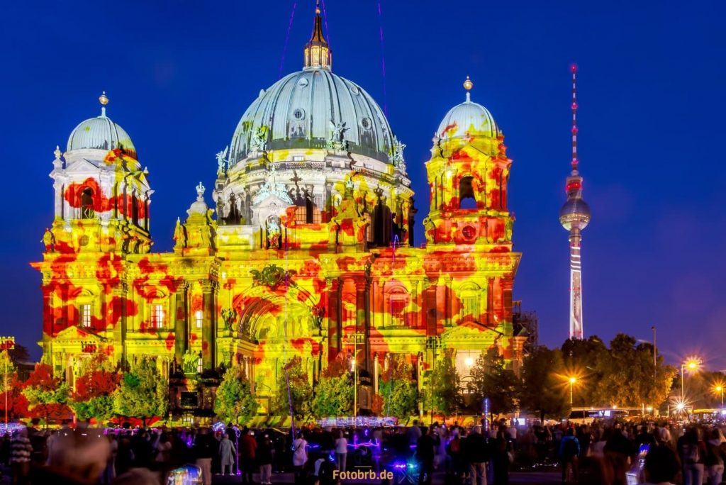 Berliner Dom beim 19. Festival of Lights in Berlin: „Cours of Life”