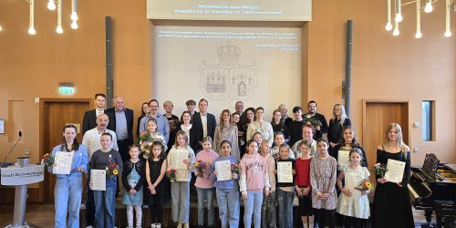 „Undine“-Preisträger feierlich ausgezeichnet Gruppenfoto mit Auszeichnungen und Blumen © Stadt Brandenburg an der Havel / Th. Messerschmidt