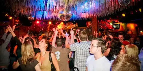 Eröffnungsfeier vom Funpalast mit feiernden Menschen