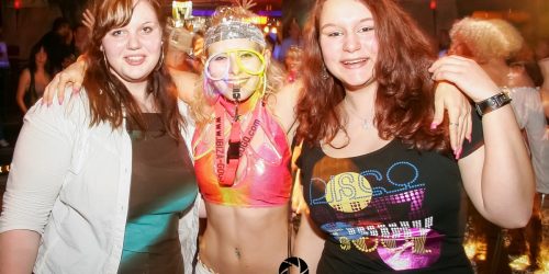 Tanzende Menschen auf einer Party.