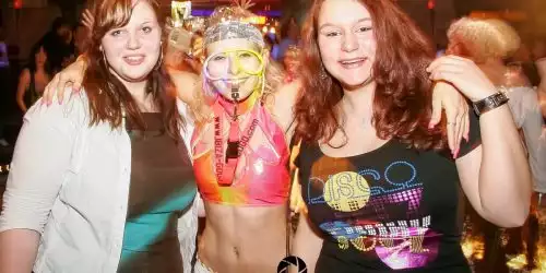 Tanzende Menschen auf einer Party.