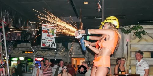 Frau mit Sprühgerät und Publikum. April 2007: Oster-Rave