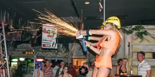 Frau mit Sprühgerät und Publikum. April 2007: Oster-Rave