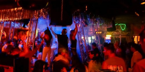 Bunte Lichter und tanzende Menschen.