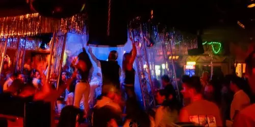 Bunte Lichter und tanzende Menschen.