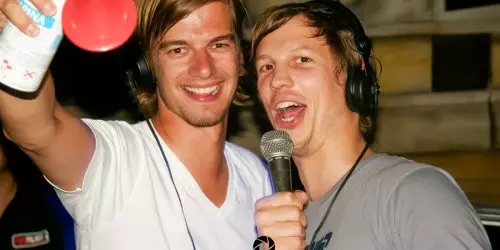 Zwei Männer mit Mikrofon und Kopfhörern