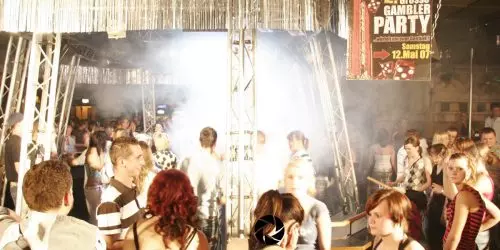 Nachtclub mit Menschen und Nebel