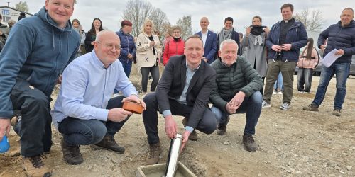 Grundsteinlegung mit vielen Teilnehmern.