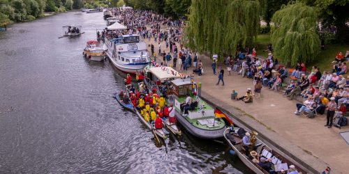 Bei strahlendem Sommerwetter säumten zahlreiche Besucher die Ufer der Havel