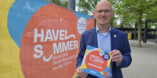 Oberbürgermeister Daniel Keip wirbt gern für den „Havelsommer“ und freut sich auf die kulturelle Vielfalt. © Stadt Brandenburg an der Havel / Th. Messerschmidt