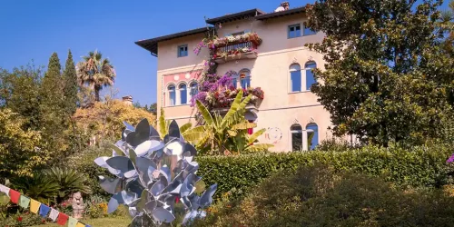 Wohnhaus und Museum von André Heller in Mitten des Heller Garden