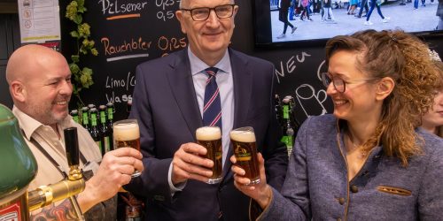 Anstoßen auf den Brandenburg-Tag mit Woidke und Mittelstädt am Stand Finsterwalder Brauhaus bei der Eröffnung des Brandenburg-Tags 2026 in Berlin