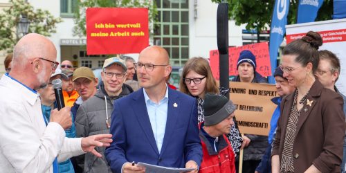 Matthias Pietschmann im Gespräch mit OB Daniel Keip und der Beigeordneten Alexandra Adel. © Stadt Brandenburg an der Havel / René Paul-Peters