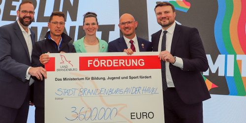 Sportminister Hoffmann, Regattastreckenleiter Philipp, Beigeordnete Adel, Finanzminister Keller und OB Keip bei Scheckübergabe. © Stadt Brandenburg an der Havel / René Paul-Peters