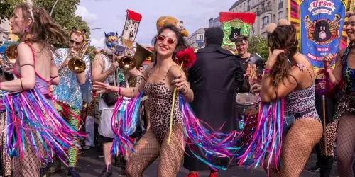 Karneval mit bunten Kostümen und Musik