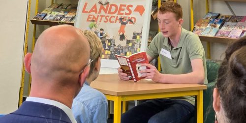 Emil Vogt aus Meyenburg hat den Brandenburger Landesentscheid des Vorlesewettbewerbs 2026 gewonnen. Damit ist er der beste Vorleser des Landes Brandenburg.