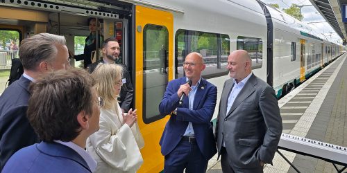 Oberbürgermeister Daniel Keip beim Zwischenstopp des neuen „8-Teilers“, den die ODEG als RE1 einsetzt. © Stadt Brandenburg an der Havel / Th. Messerschmidt