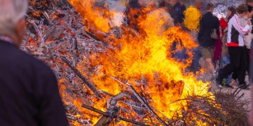 Osterfeuer 2025 am Wiesenweg mit Trauerstimmung