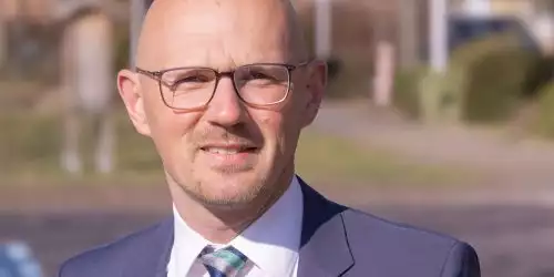 Mann in Anzug im Freien Daniel Keip