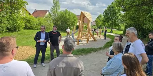 Stadtverordnete und Verwaltungs-Mitarbeiter waren zu Einweihung des Spielplatzes ebenfalls erschienen. © Stadt Brandenburg an der Havel / Thomas Messerschmidt